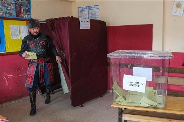 <p>Yöresel kıyafetleriyle gelen Kırgızlar, oylarını kullandı.</p>

<p> </p>
