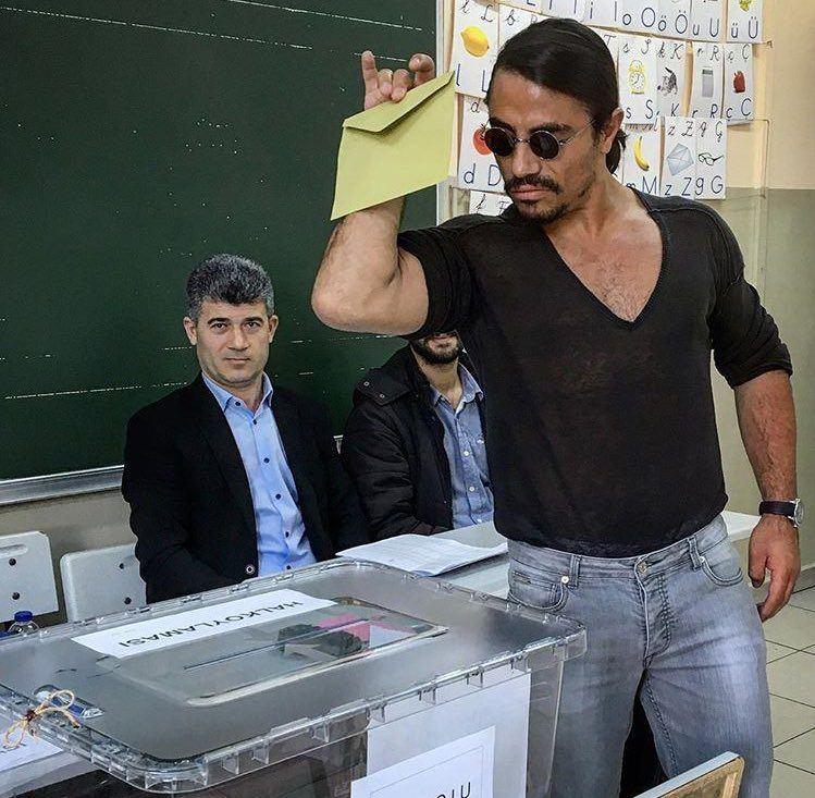 <p>Dünyaca ünlü olan et ustası <strong>Nusret Gökçe</strong> oyunu meşhur tuz dökme hareketiyle kullandı.</p>
<p>"İşlem tamam"</p>
