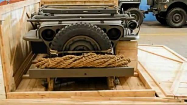 <p>“Eugene the Jeep” heryere girebilen ve tırmanabilen, çok kabiliyetli bir hayvandır. Askerler Wills-Overland araçları Eugene the Jeep’e benzettikleri için zamanla bu ismi kısaltarak Jeep olarak söylemeye başlarlar ve bunun üzerine 1950 yılında markanın ismi “Jeep” şeklinde tescil edildi.</p>
<p> </p>