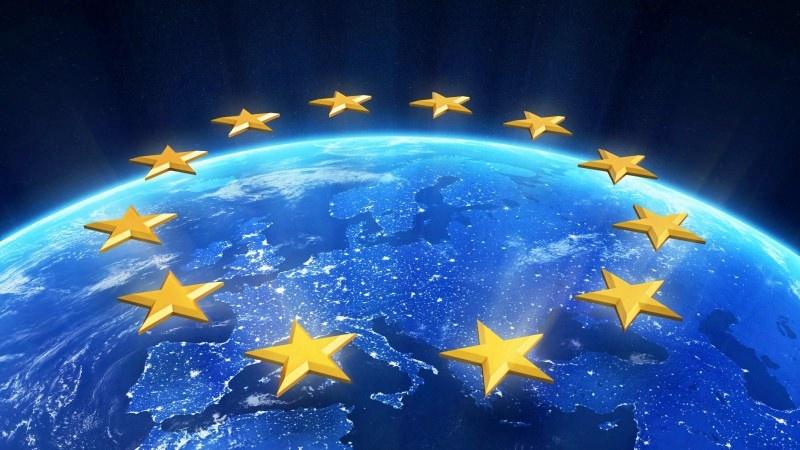 <p> AB'nin üye ülkeleri arasında insan, sermaye ve ürünlerin serbest dolaşımı bulunurken ŞİÖ'de bunlar da yok. AB, diğer ülkelerle de serbest ticaret anlaşması imzalayabilirken ŞİÖ üyeleri kendi aralarında bile serbest ticaret anlaşmasına sahip değil.</p>