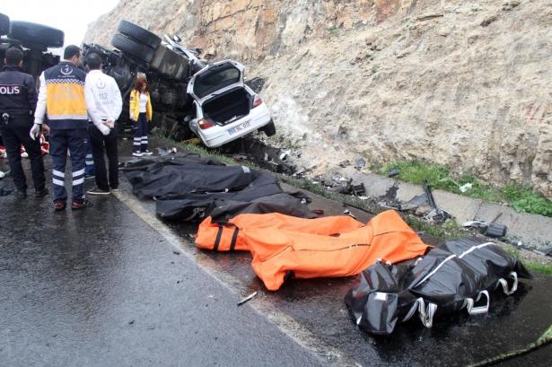 <p>Şanlıurfa'da 3 aracın karıştığı zincirleme trafik kazasında ölü sayısı 12'ye yükseldi.</p>
