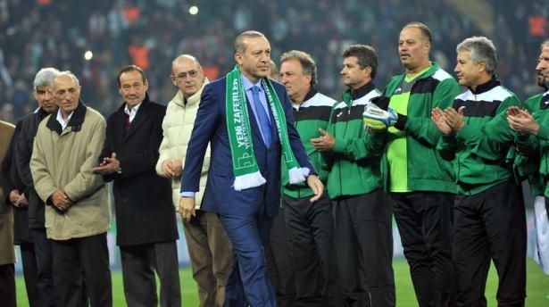 <p><span style="color:#FFFF00"><strong>Yeni stattaki ilk golü Türkiye Şöhretler Karması'nda yer alan ve bir dönem Bursaspor formasını da giyen Ali Tandoğan attı.</strong></span></p>
