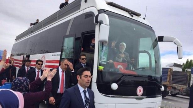 <p>Başbakan Davutoğlu'nun eşi Sare Davutoğlu, Konya ziyaretinde vatandaşları rabia işaretiyle selamladı. <strong><em>HABER7.COM</em></strong></p>
