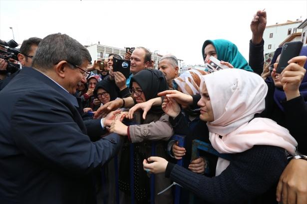 <p>Dün kongre kararını açıklayan ve kongrede aday olmayacağını bildiren Başbakan Ahmet Davutoğlu, bugün eşi Sare Davutoğlu’yla baba ocağı Konya’yı ziyaret etti.</p>

<p> </p>
