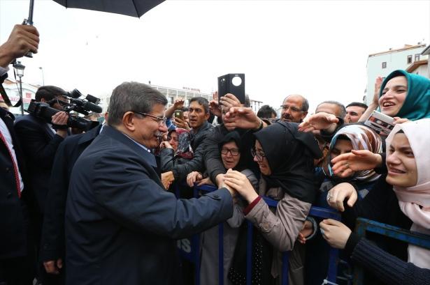 <p>Davutoğlu çifti otobüste, kendilerini karşılamaya gelen vatandaşları selamlarken Sare Davutoğlu’nun eliyle “rabia” işareti yapıp halkı böyle selamladığı görüldü.</p>

<p> </p>
