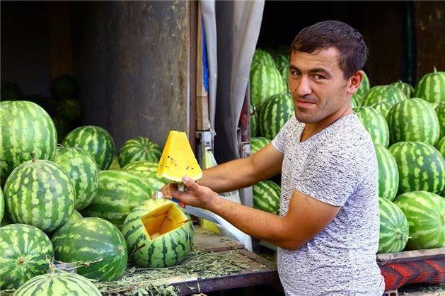 <p>Aliabbas Haşimov isimli çiftçinin Saatlı ilinde yetiştirdiği sarı karpuzlar, Bakü'de vatandaşlardan büyük ilgi görüyor.</p>

