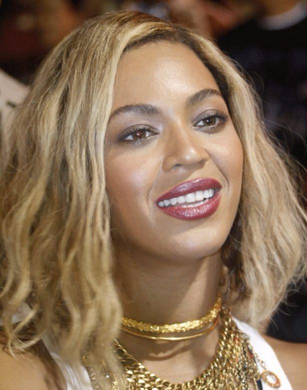 <p>Beyoncé<br />
<br />
Aralarına koyu ve açık gölgeler uygulanan bal rengi sarı tonu Beyoncé’nin badem rengi tenine çok yakışıyor. </p>
