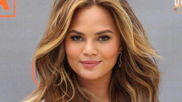 <p>Chrissy Teigen<br />
<br />
Chrissy Teigen’in kuaförü ünlü modelin çocukluk fotoğraflarını gördükten sonra saçlarını daha açık renge boyamaya karar verdiğini anlatıyor. </p>