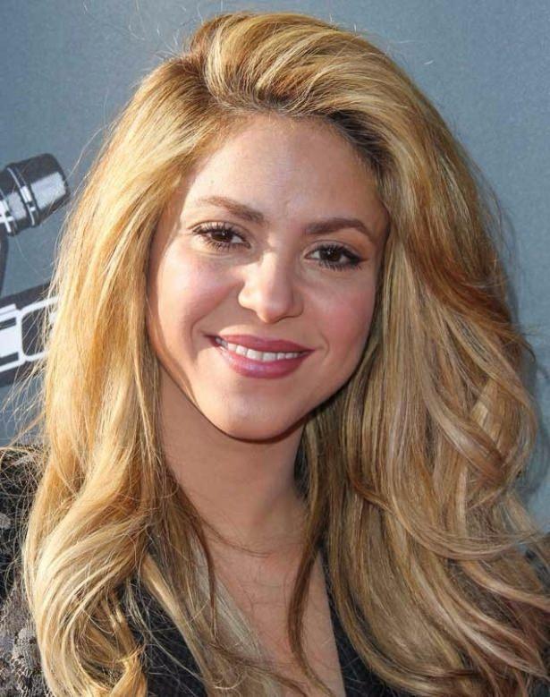 <p>Shakira<br />
<br />
Klasik altın sarısı üzerine soğuk sarı gölgeler uygulanan Shakira’nın saçları plajda açılan saçları anımsatıyor. </p>
