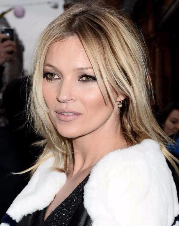 <p>Kate Moss’un sırrı saçlarda kontrast yaratmak ve dip boyası randevuları arasında uzun aralık bırakmak.</p>
