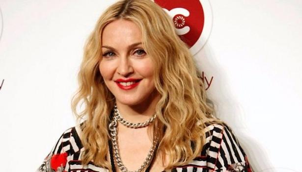 <p> Dipleri koyu uçları açık sarı trendini başlatan Madonna, dibi gelmiş saçları bile moda yapmayı başardı. </p>