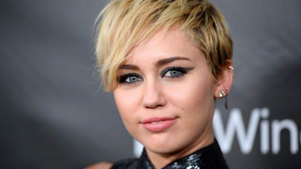 <p>Saçlarını kısa kestirerek kötü görünmesini önleyen Miley’nin çözümü oldukça trendy bir görünüm yakalamasını sağlamış. </p>
