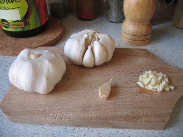 <p><strong>MALZEMELER</strong><br />
3 diş sarımsak, 10 çorba kaşığı bal, 200 gr. keten tohumu yağı, 4 limon.</p>

