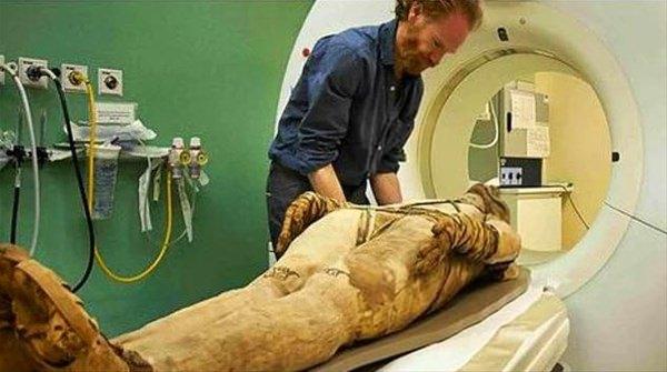 <p>T şeklindeki mezar, açık avludan geçerek ulaşılan dikdörtgen şeklinde bir salon, bir koridor ve iç odadan oluşuyor. Mısır'ın 18. hanedanı, milattan önce 1550–1298 arasında hüküm sürmüştü. Bulunan tarihi eserlerin yaklaşık 3500 yıllık olduğu tahmin ediliyor.</p>
<p> </p>