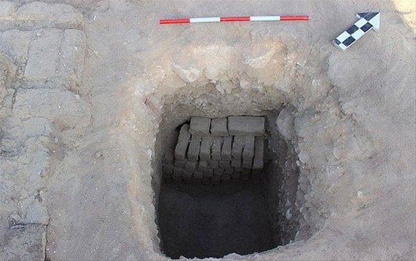 <p>Yerin 12 metre altına gömülen mezarında, içinde ipek elbiseler, makyaj eşyaları ve daha birçok pahalı eşyadan oluşan 180 parça bulunmuş. Bakterilerin çok az ürediği bir mezarda korunan mumyanın yine de bunca yıl nasıl bu kadar sağlam kaldığının hala bilimsel bir açıklaması yok. Bu yüzden ' 'Diva'' mumya hala gizemini koruyor.</p>
<p> </p>