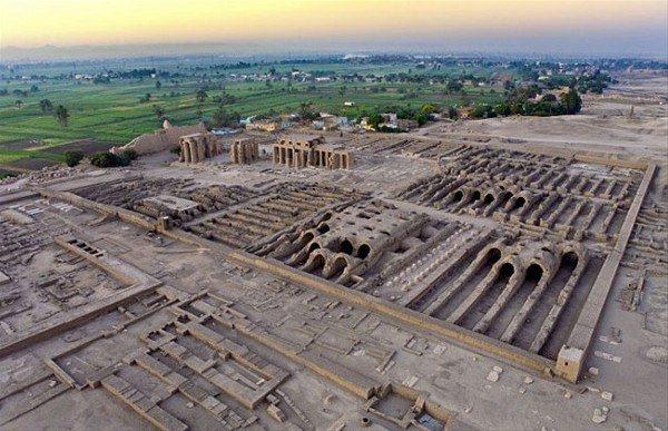 <p>18. Hanedan’ın 6. firavunu 3. Thutmose’un mezarının yakınlarında bulunan mumyanın kime ait olduğu resmen açıklanmasa da hanedan ailesinin Ameneref isimli uşağına ait olduğu tahmin ediliyor. </p>
<p> </p>