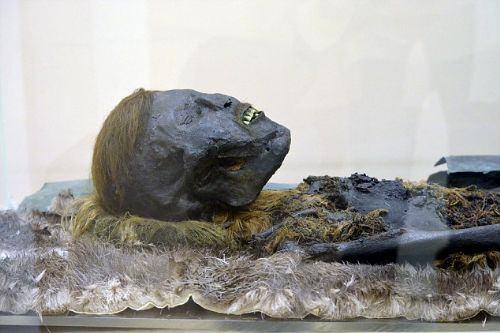 <p>Arkeologlar buldukları bu mumyaya 'kızıl saçlı adam' ismini verdiler. Vücudu bakırla kaplı olan 'kızıl saçlı adam'ın yanında bir takım başka defin cisimleri de bulundu. </p>
<p> </p>