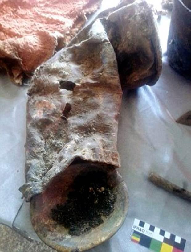 <p>Kadınla birlikte gömülen kişisel eşyalarınım, 1500 yıl önceki günlük yaşama dair ipuçları vermesi bekleniyor. Eğer, dizgin, vazo ve ahşap çanak bulunan eşyalardan bazıları.</p>
<p> </p>