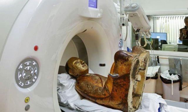 <p>Hollanda'daki Drents Müzesi uzmanları, heykeli Meander Tıp Merkezi'ne gönderip bilgisayarlı tomografisini çektirdi.</p>

