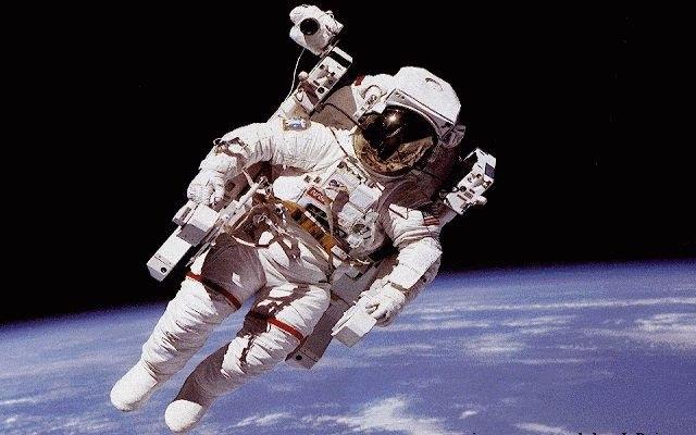 <p>Astronotlar, yer çekimi olmamasından dolayı ağlayamaz. Gözyaşı düşmez</p>
