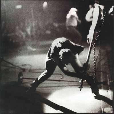 <p>Rock tarihinin en meşhur fotoğrafı olan bu fotoğraf ünlü punk grubu The Clash’in konserinde çekildi. Grubun basçısı Paul Simonon bas gitarını parçalarken görülüyor. Fotoğrafı çok beğenen grup üyeleri efsanevi albümleri London Calling’in albüm kapağına yerleştirmekten çekinmedi. Fotoğrafı çeken Pennie Smith ise teknik olarak iyi olmadığı sebebiyle fotoğrafın kullanılmasını istememişti.</p>

<p> </p>
