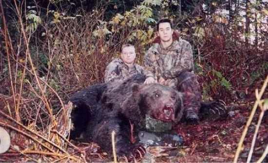 <p>2001 yılının Ekim ayında Alaska'da çekilen bu fotoğrafta, Amerikalı pilot Ted Winnen tarafından vurulan boz ayı görülüyor. Winnen ayının kendisine saldırdığını ve kendini korumak için vurduğunu söylüyor. Bu boz ayı 3.2 m uzunluğunda ve yaklaşık 500 kg ağırlığındadır.</p>

<p> </p>
