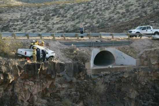 <p>2006 yılının aralık ayında Utah'ta 61 metre yüksekliğindeki bu uçurum kenarında bir trafik kazası meydana geldi. 1991 model GMC kamyonet bariyerleri geçip 180 derece spin attıktan sonra, uçuruma 30 cm kala durdu ve bu muazzam anın bir fotoğrafı çekildi.</p>

<p> </p>
