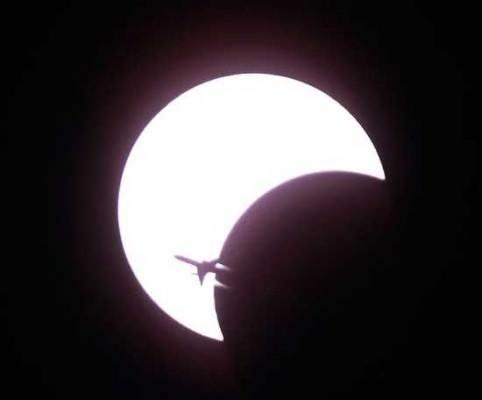 <p>15 Ocak 2010 tarihinde meydana gelen ve 11 dakika 7.8 saniye süren bu güneş tutulmasında, ay, dünya ile güneş arasından geçerken o sırada geçmekte olan bir yolcu uçağının silüeti görülüyor. Fotoğraf Bangkok Tayland'da çekilmiştir.</p>

<p> </p>
