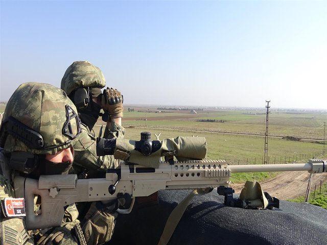 <p>Özel birliklerin, Doğu ve Güneydoğu Anadolu bölgelerinde, PKK'lı teröristlerce sürekli barınma alanı ve geçiş güzergahı olarak kullanılan alanların temizlenmesi ve terör örgütü mensuplarının kış tertiplenmesinin kısıtlanması amacıyla başlatılan operasyonlar sırasında fotoğraflandığı kareler de paylaşıldı.</p>
