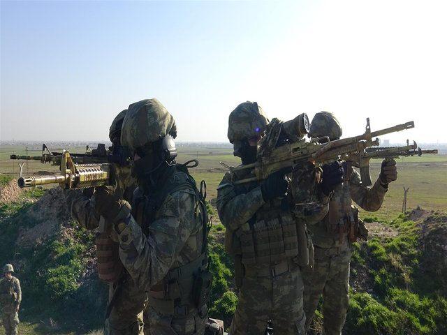 <p>Komandoların, Suriye'nin kuzeyindeki terör hedeflerine yönelik 24 Ağustos'ta başlatılan ve 188 gündür süren Fırat Kalkanı Harekatı kapsamında, yürüttüğü operasyonları yansıtan fotoğrafları dikkati çekti.</p>
