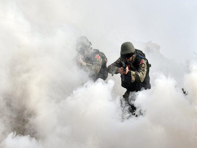<p><strong>SAT ve SAS komandolarından kritik destek</strong></p>

<p>SAT ve SAS komandoları ile amfibi deniz piyadeleri, Doğu ve Güneydoğu Anadolu bölgelerinde terör örgütü PKK'ya yönelik yürütülen mücadele ile Fırat Kalkanı Harekatı'na destek sağlıyor</p>
