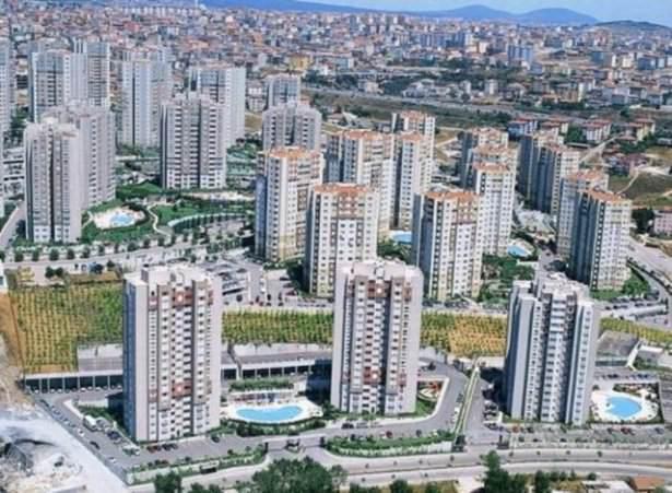 <p>Buradan bakıldığında İstanbul’da yapımı tamamlanmış ve oturuma hazır halde bulunan 5-6 bin konut olduğu ortaya çıkıyor. Piyasaya bakılınca ise gayrimenkuldeki satış hızının düştüğü inşaat sektörü yöneticileri tarafından kabul ediliyor.</p>
