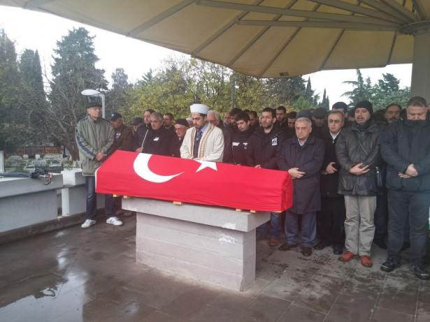 <p>Tedavi gördüğü hastanede yaşamını yitiren 12 Eylül darbesi için iddianame hazırlayan eski Savcı Sacit Kayasu için cenaze töreni düzenlendi.</p>
