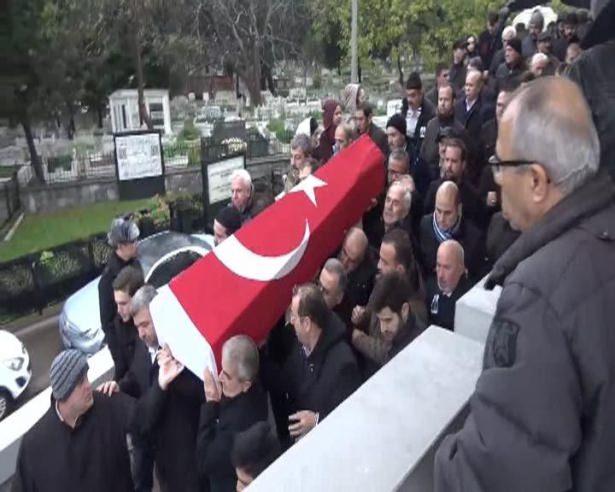 <p>z yaşları arasında Karacaahmet Mezarlığı’nda toprağa verildi.</p>

<p>Bir yıldır akciğer kanseri tedavisi gören Kayasu, dört gündür yoğun bakımdaydı. Kayasu, önceki gün İstanbul'da tedavi gördüğü hastanede hayatını kaybetmişti.</p>
