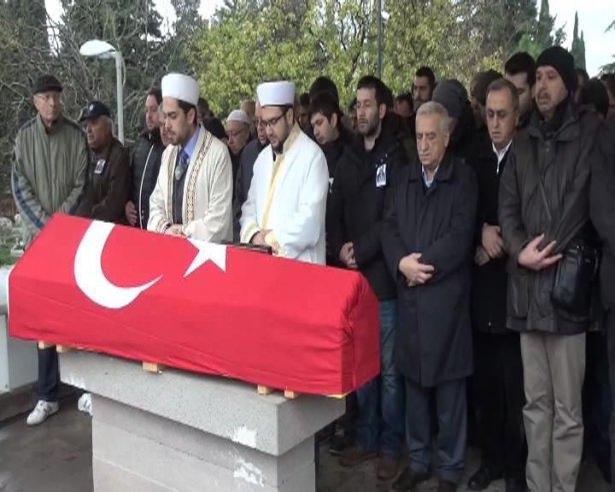 <p>Kayasu’nun cenaze törenine siyasetçi Ufuk Uras, meslektaşları, ailesi ve sevenleri katıldı. </p>
