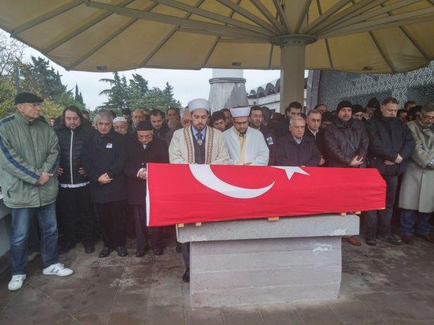 <p>Cenaze namazının kılınması ve helallik alınmasının ardından Kayasu’nun cenazesi, Karacaahmet Mezarlığı’nda toprağa verildi.</p>