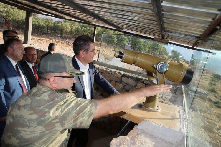 <p>Milli Savunma Bakanı Nurettin Canikli, bin 170 rakımlı Görmeç Üs Bölgesi'nde Mehmetçikle bayram namazını kıldı. Geceyi 23'üncü Tümen Komutanlığında geçiren Canikli, Mehmetçikle bayramlaştı, askeri birliklerde incelemelerde bulundu.</p>
