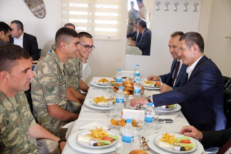 <p>Milli Savunma Bakanı Nurettin Canikli, bin 170 rakımlı Görmeç Üs Bölgesi'nde Mehmetçikle bayram namazını kıldı. Geceyi 23'üncü Tümen Komutanlığında geçiren Canikli, Mehmetçikle bayramlaştı, askeri birliklerde incelemelerde bulundu. Canikli, Mehmetçikle üs bölgesinde kahvaltı yaptı.</p>