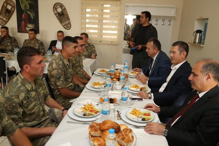 <p>Milli Savunma Bakanı Nurettin Canikli, bin 170 rakımlı Görmeç Üs Bölgesi'nde Mehmetçikle bayram namazını kıldı. Geceyi 23'üncü Tümen Komutanlığında geçiren Canikli, Mehmetçikle bayramlaştı, askeri birliklerde incelemelerde bulundu. Canikli, Mehmetçikle üs bölgesinde kahvaltı yaptı.</p>