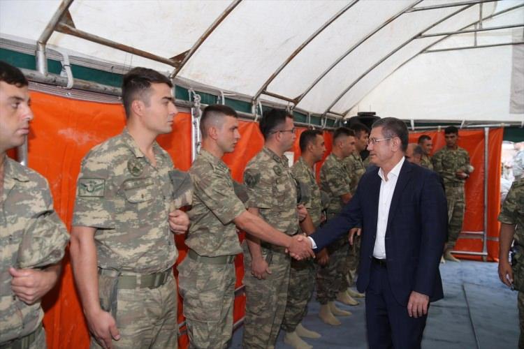 <p>Milli Savunma Bakanı Nurettin Canikli, bin 170 rakımlı Görmeç Üs Bölgesi'nde Mehmetçikle bayram namazını kıldı. Geceyi 23'üncü Tümen Komutanlığında geçiren Canikli, Mehmetçikle bayramlaştı, askeri birliklerde incelemelerde bulundu.</p>
