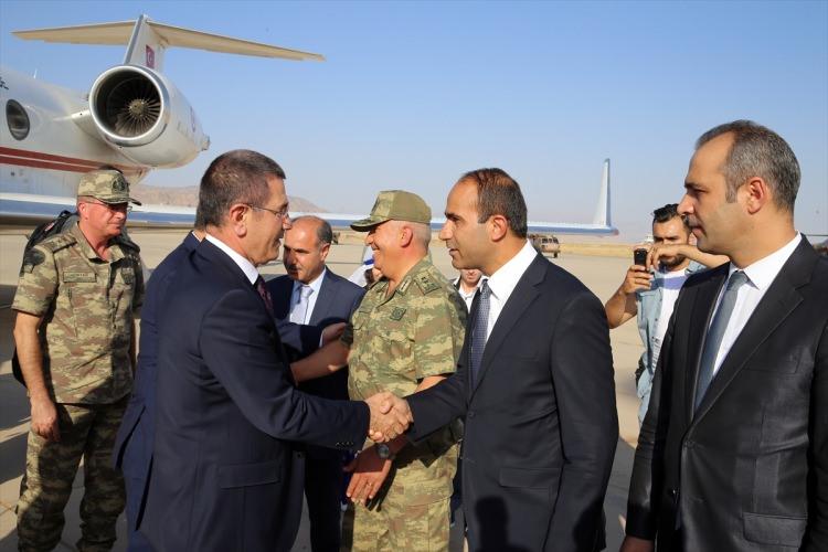 <p>Milli Savunma Bakanı Nurettin Canikli, Şırnak'ta arife günü 23. Jandarma Sınır Tümen Komutanlığını ziyaret etti. Canikli'yi Şerafettin Elçi Havaalanında Şırnak Belediye Başkanı Turan Bedirhanoğlu karşıladı.</p>