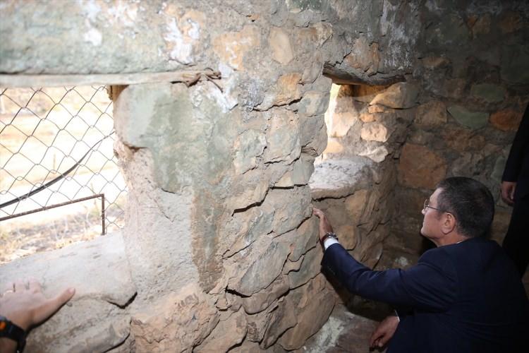 <p>Milli Savunma Bakanı Nurettin Canikli, bin 170 rakımlı Görmeç Üs Bölgesi'nde Mehmetçikle bayram namazını kıldı. Geceyi 23'üncü Tümen Komutanlığında geçiren Canikli, Mehmetçikle bayramlaştı, askeri birliklerde incelemelerde bulundu.</p>

