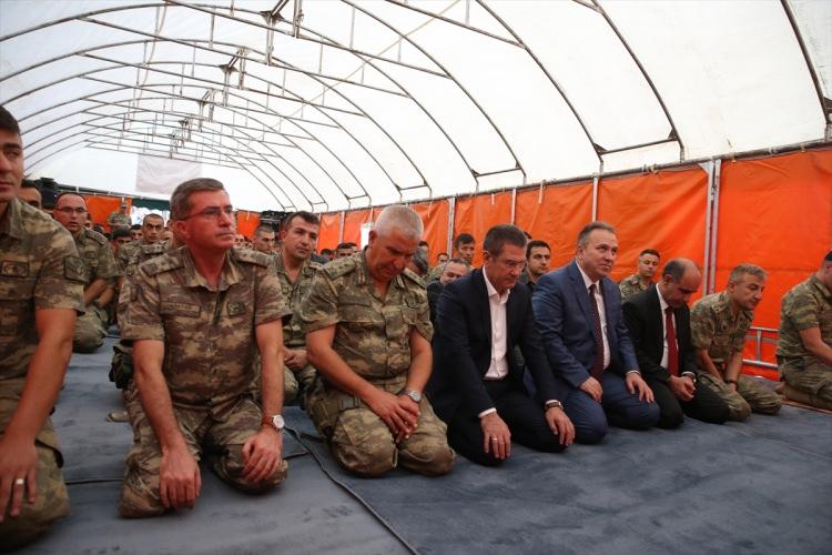 <p>Milli Savunma Bakanı Nurettin Canikli, bin 170 rakımlı Görmeç Üs Bölgesi'nde Mehmetçikle bayram namazını kıldı. Geceyi 23'üncü Tümen Komutanlığında geçiren Canikli, Mehmetçikle bayramlaştı, askeri birliklerde incelemelerde bulundu.</p>