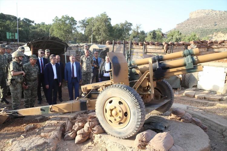 <p>Milli Savunma Bakanı Nurettin Canikli, bin 170 rakımlı Görmeç Üs Bölgesi'nde Mehmetçikle bayram namazını kıldı. Geceyi 23'üncü Tümen Komutanlığında geçiren Canikli, Mehmetçikle bayramlaştı, askeri birliklerde incelemelerde bulundu.</p>