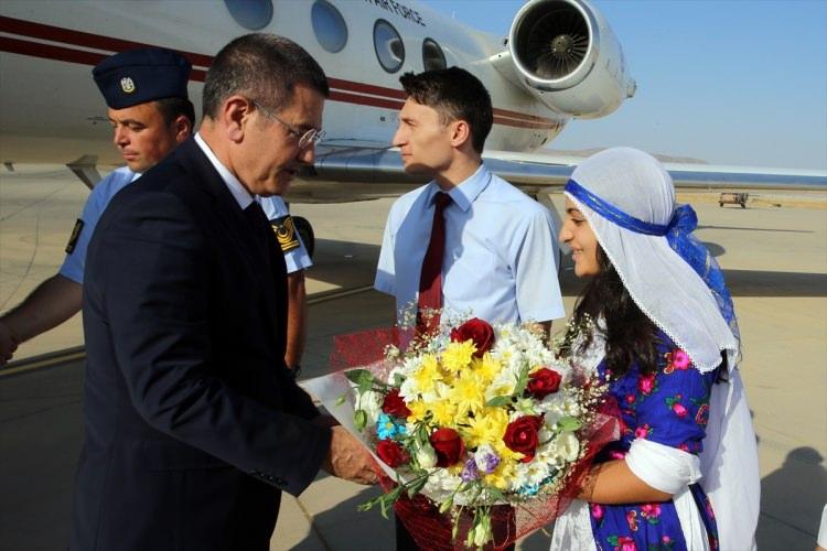 <p>Milli Savunma Bakanı Nurettin Canikli, Şırnak'ta arife günü 23. Jandarma Sınır Tümen Komutanlığını ziyaret etti. Canikli'yi Şerafettin Elçi Havaalanında Şırnak'lı gençler karşıladı.</p>