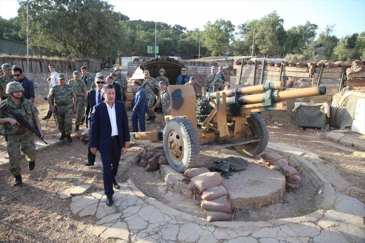 <p>Milli Savunma Bakanı Nurettin Canikli, bin 170 rakımlı Görmeç Üs Bölgesi'nde Mehmetçikle bayram namazını kıldı. Geceyi 23'üncü Tümen Komutanlığında geçiren Canikli, Mehmetçikle bayramlaştı, askeri birliklerde incelemelerde bulundu.</p>
