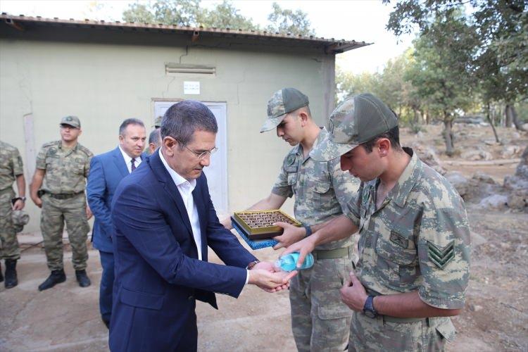 <p>Milli Savunma Bakanı Nurettin Canikli, bin 170 rakımlı Görmeç Üs Bölgesi'nde Mehmetçikle bayram namazını kıldı. Geceyi 23'üncü Tümen Komutanlığında geçiren Canikli, Mehmetçikle bayramlaştı.</p>