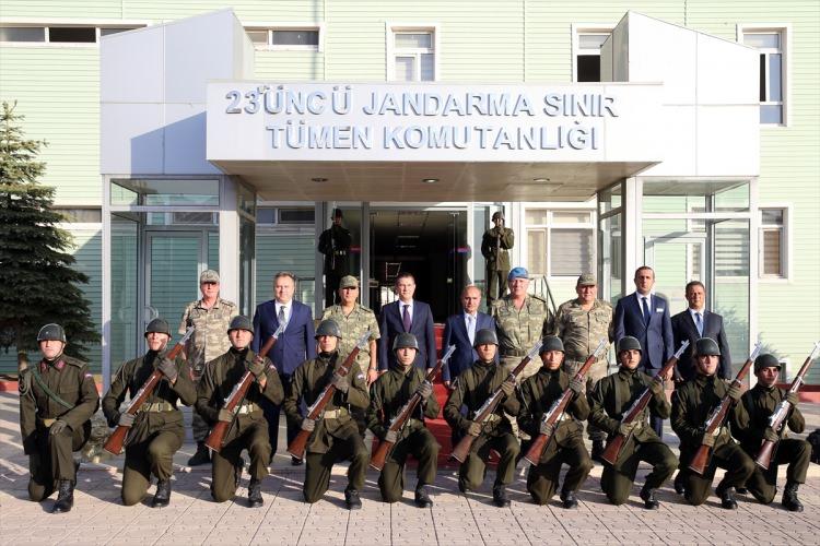 <p>Milli Savunma Bakanı Nurettin Canikli, Şırnak'ta arife günü 23. Jandarma Sınır Tümen Komutanlığını ziyaret etti. Canikli tören kıtası ile hatıra fotoğrafı çektirdi.</p>
