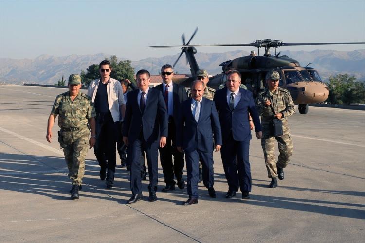 <p>Milli Savunma Bakanı Nurettin Canikli, Şırnak'ta arife günü 23. Jandarma Sınır Tümen Komutanlığını ziyaret etti.</p>