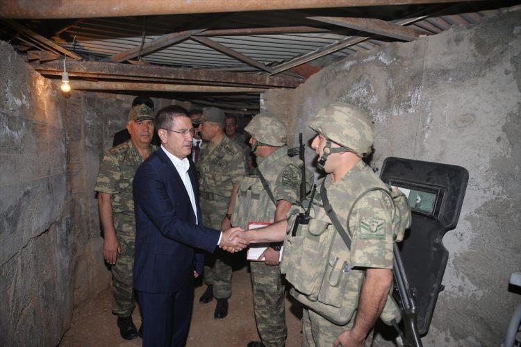 <p>Milli Savunma Bakanı Nurettin Canikli, bin 170 rakımlı Görmeç Üs Bölgesi'nde Mehmetçikle bayram namazını kıldı. Geceyi 23'üncü Tümen Komutanlığında geçiren Canikli, Mehmetçikle bayramlaştı, askeri birliklerde incelemelerde bulundu.</p>